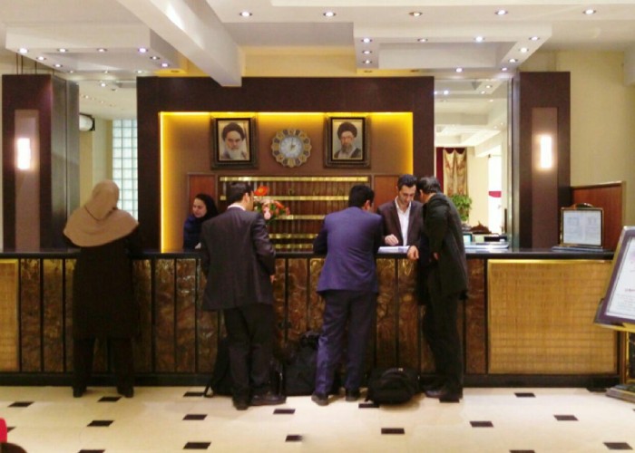 میز پذیرش هتل بابا طاهر تهران