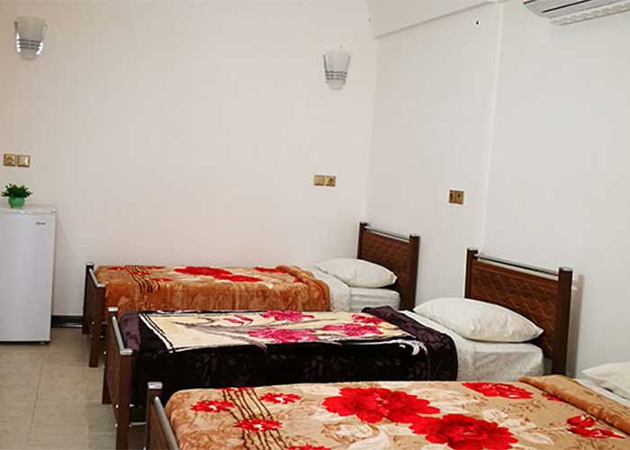 اتاق سه تخته اقامتگاه سنتی آمیرزا کاشان