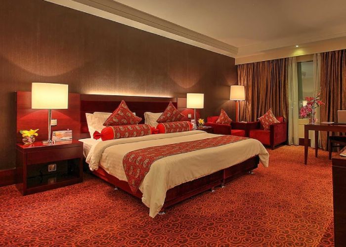 تخت دبل در اتاق هتل آزادی تهران