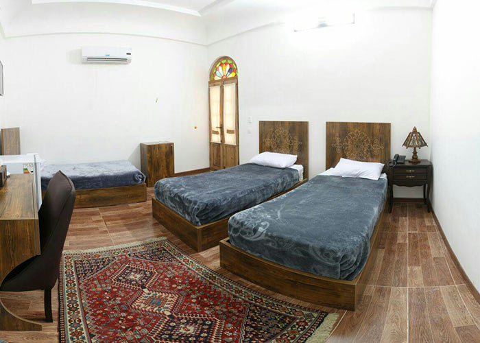 اتاق سه تخته هتل سنتی فاضلی یزد