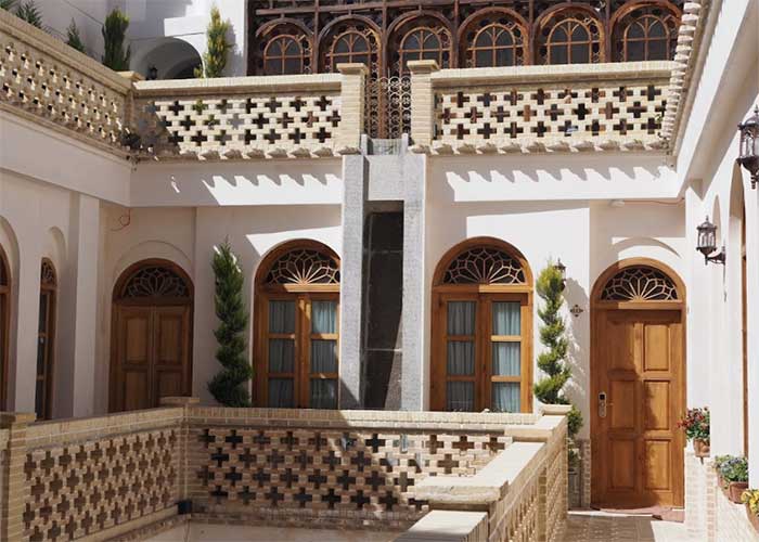 محوطه  هتل قصر منشی اصفهان