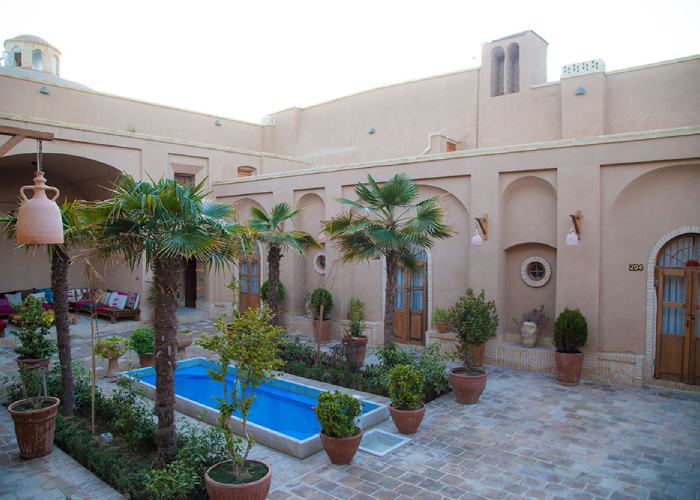 حیاط هتل هومان یزد