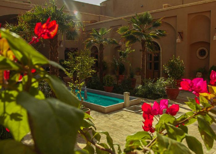 حیاط هتل هومان یزد