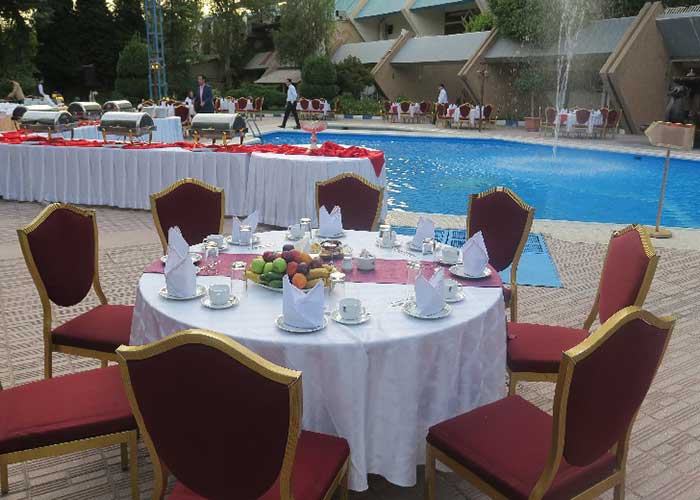رستوران تابستانی کنار استخر هتل لاله تهران