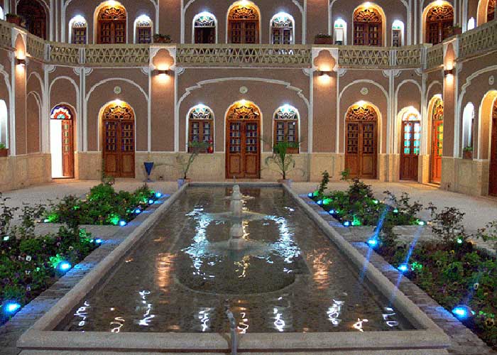 حیاط هتل کاروانسرای مشیر یزد