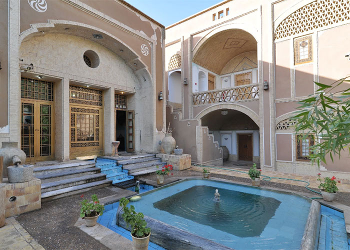 حیاط هتل باغ مشیر الممالک یزد