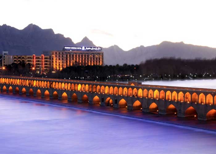هتل کوثر اصفهان در شب