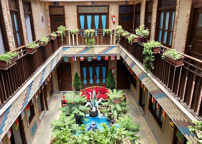 حیاط هتل سرای اردیبهشت اصفهان