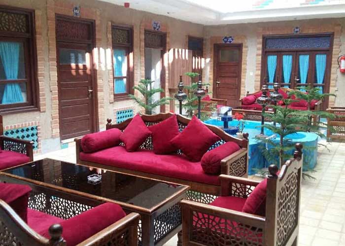 حیاط هتل سرای اردیبهشت اصفهان 
