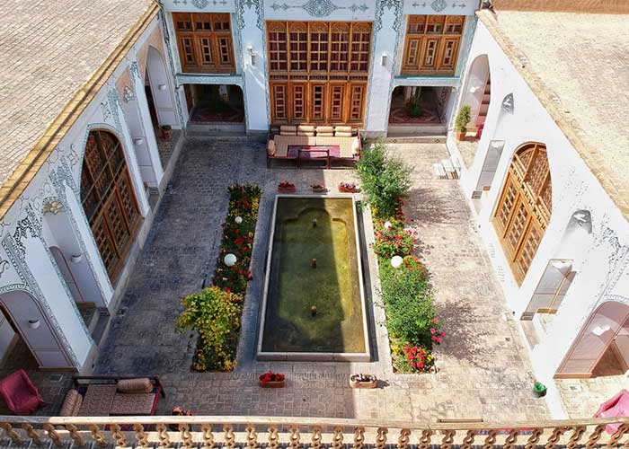 حیاط هتل سنتی اصفهان