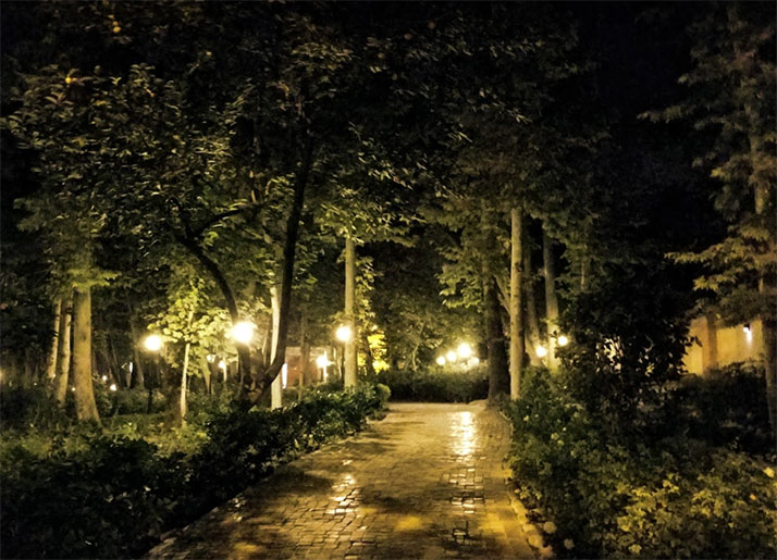 باغ ایرانی تهران در شب
