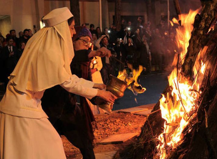 روشن کردن آتش جشن سده توسط موبدان